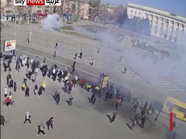 شاهد.. لحظة فرار الأوكرانيين بعد إطلاق روسيا قنابل في خيرسون