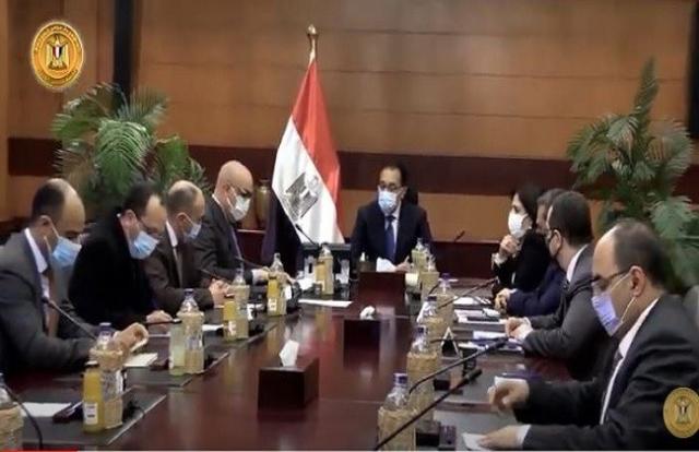 «مدبولي» يتابع مع وزير الإسكان توفير وحدات للمصريين بالخارج.. فيديو