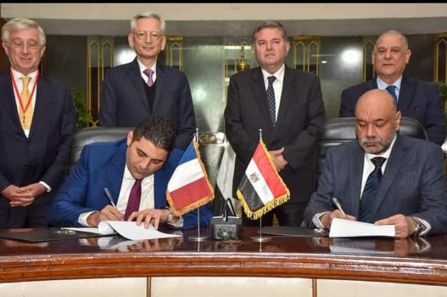 وزير قطاع الأعمال خلال التوقيع