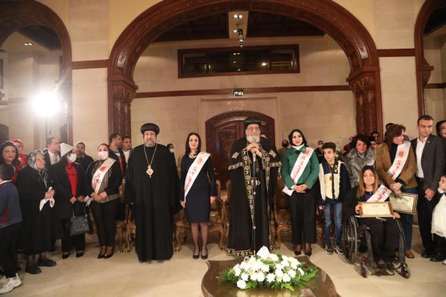 البابا تواضروس يكرم إيمان كريم المشرف على القومي للإعاقة بجائزة الأم المثالية