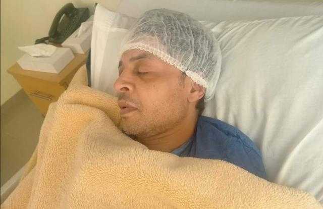 طارق الشيخ يطلب من جمهوره الدعاء بعد تعرضه لوعكة صحية