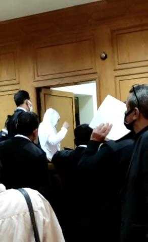 في محاكمتها بالإتجار بالبشر.. حنين حسام للقاضي: ظلم أقسم بالله ممكن أطلع من القفص