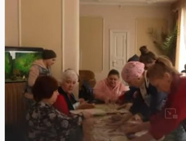 فنانات أوكرانيات يعتزلن الفن ويطبخن الوجبات للجيش.. فيديو