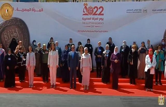 صورة تذكارية للرئيس وقرينته مع الأمهات المثاليات