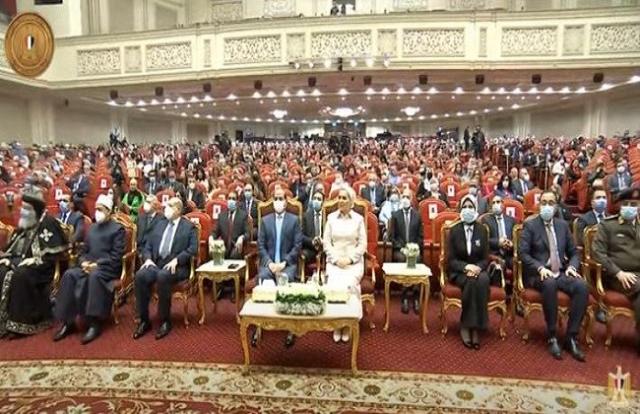 الرئيس السيسي وقرينته يشاهدان فيلما تسجيليا عن تطبيق «تحويشة»