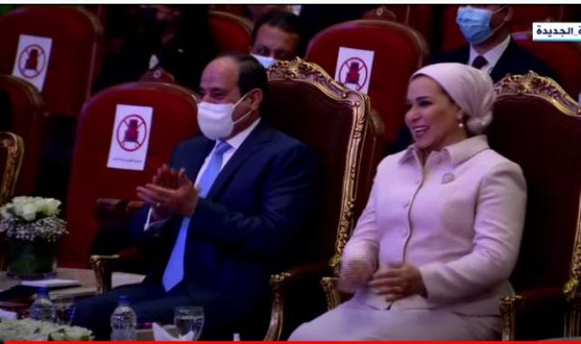 «زعرطت زعروطين».. «الحاجة مكة» تٌضحك الرئيس بقصة تعيينها في القومي للمرأة