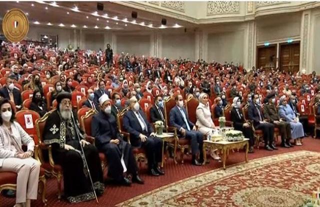 الرئيس السيسي يشاهد فيلما تسجيليا عن جائزة مصر للتميز الحكومي- «فيديو»