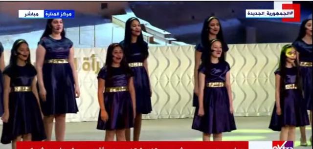 «مصر أم الدنيا».. السيسي يشاهد عرضًا غنائيًا لمجموعة من الأطفال