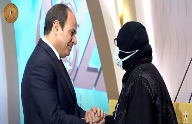 الرئيس السيسي يكرم نماذج مشرفة من السيدات المصريات