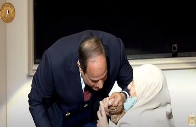 الرئيس السيسي يٌقبل يد إحدى الأمهات المثاليات ويمسح دموعها