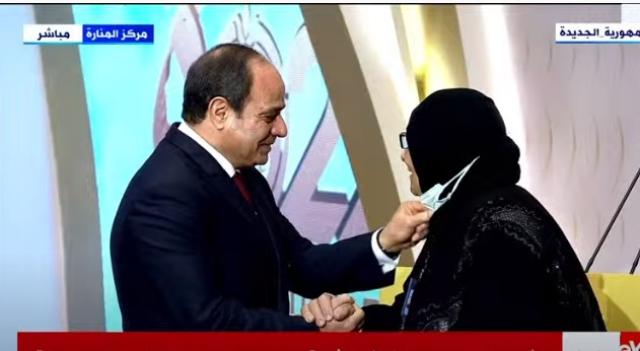 في لفتة إنسانية.. السيسي ينزع الكمامة عن سيدة لتستطيع التحدث معه