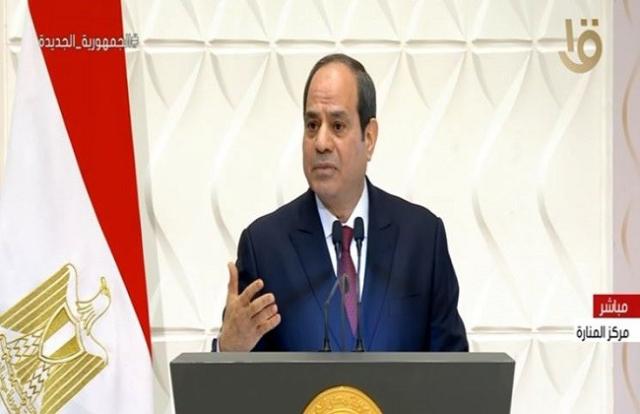 الرئيس السيسي للرجال: «خلي إيدك ورا ضهرك واتكلم كويس مع المرأة»