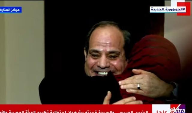 السيسي يلتقي بالحاجة مكة ويعانقها على الهواء