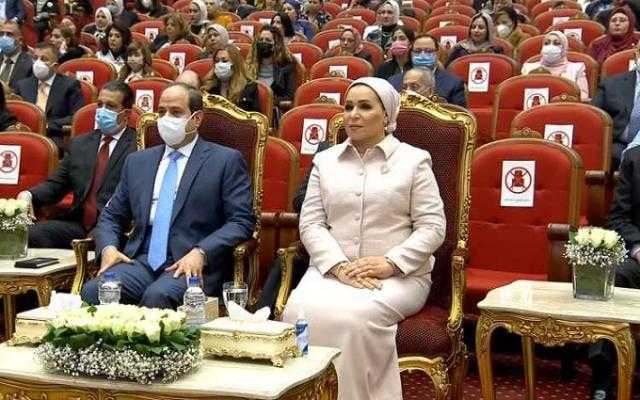 «صورة بألف كلمة».. مفيدة شيحة تُعلق على تقبيل السيسي لأيدي الأمهات