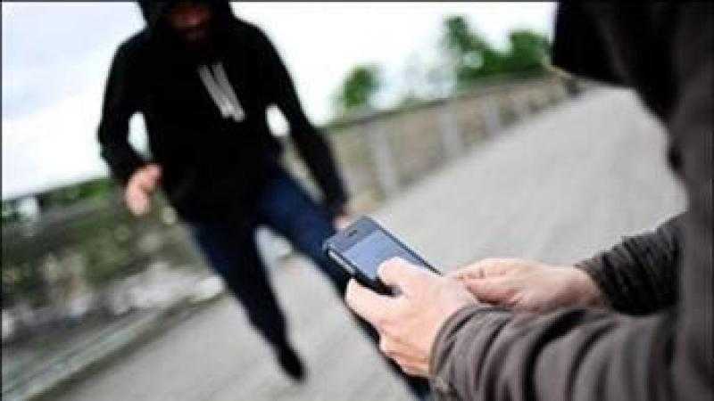 ضبط لص تخصص في سرقة الهواتف المحمولة بالأميرية