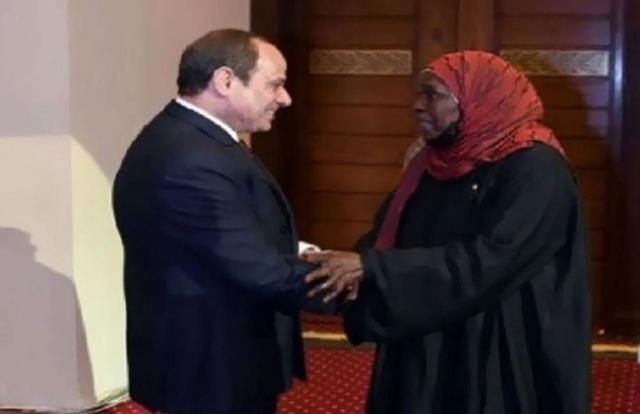 الحاجة مكة بعد لقائها الرئيس السيسي: «أول مرة أحس بالسعادة» - فيديو