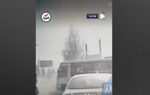 دبابة روسية تصدم حافلة ركاب جنوب شرق أوكرانيا «فيديو»