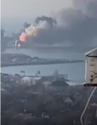 قصف سفينة إنزال روسية في بيرديانسك الأوكرانية.. «فيديو»
