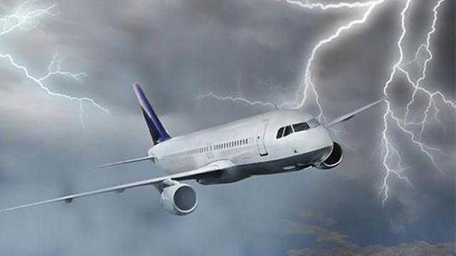 شاهد.. لحظات رعب قاسية تعيشها فنانة شهيرة في الجو