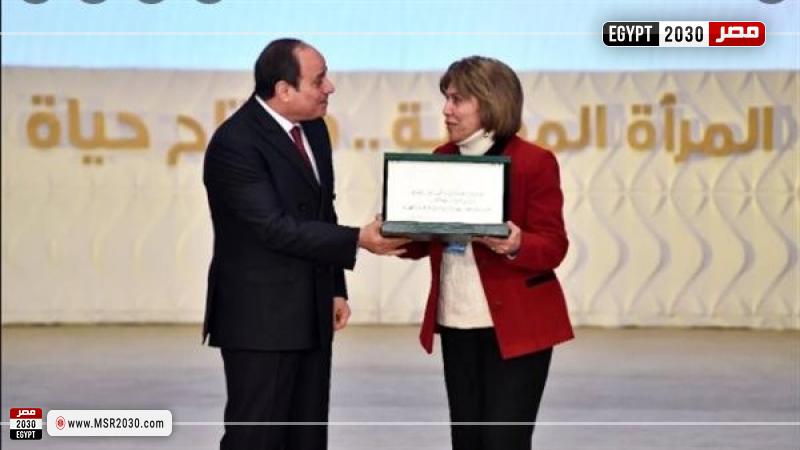 تكريم الرئيس السيسى للكاتبة الصحفية فريدة الشوباشى ، عضو مجلس النواب