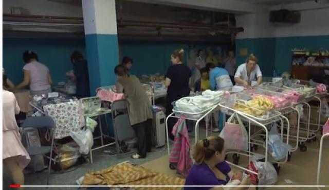 شاهد.. طفلة أوكرانية تبهر العالم بغنائها بأحد ملاجئ العاصمة كييف