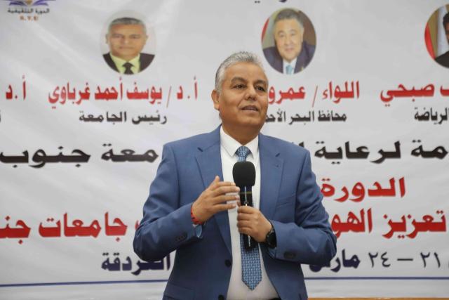 «التصدي للشائعات».. ندوة لـ رئيس جامعة جنوب الوادي
