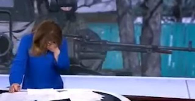 دون سبب واضح.. نوبة ضحك هستيرية لمذيعة «سي بي سي » على الهواء.. فيديو
