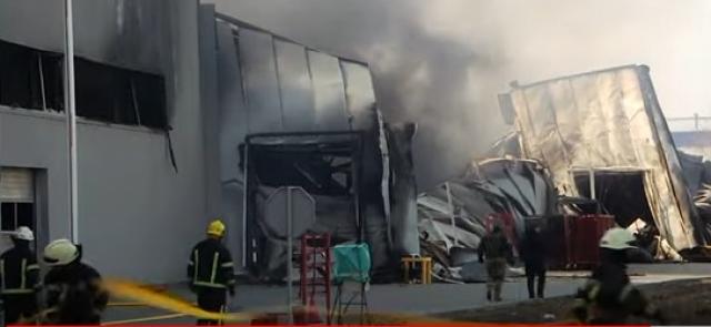 شاهد.. لحظة إخماد حريق التهم مستودعا لتجهيزات الطبخ بكييف