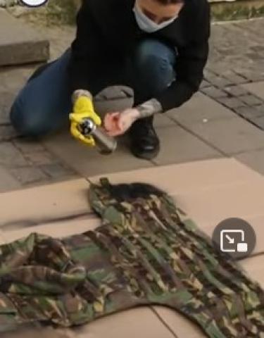 منعا لاستهدافهم.. صحفيون يطلون ستراتهم لتمييزهم عن الجنود بأوكرانيا- فيديو