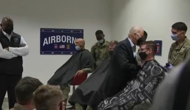 بايدن داخل قاعدة عسكرية بحدود أوكرانيا.. فيديو