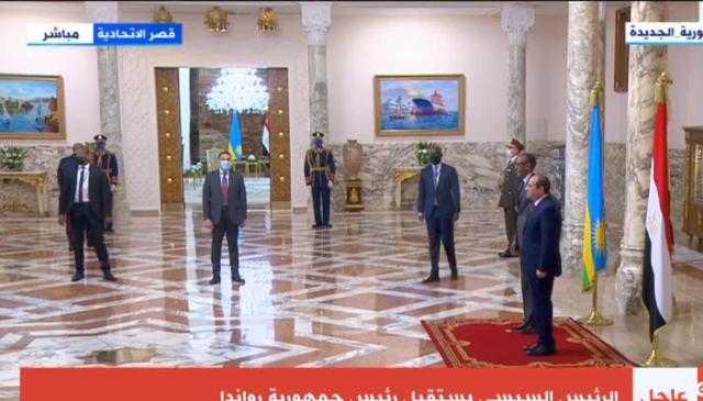 السيسي يلتقط صورة تذكارية مع نظيره الرواندي