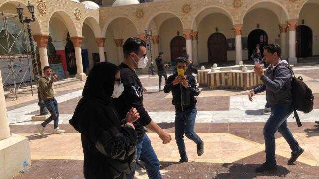 شاهد.. رامي رضوان ودنيا سمير غانم في جنازة أحمد حلاوة