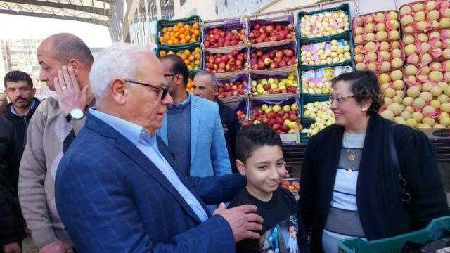 محافظ بورسعيد يتابع أسعار السلع الأساسية والخضروات بمعرض أهلا رمضان