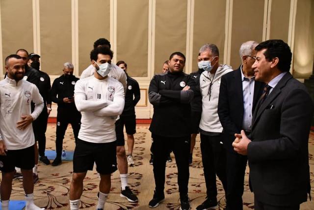 وزير الرياضة يلتقى لاعبى المنتخب قبل السفر إلى السنغال