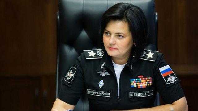ظهرت وسط الرجال.. من هي السيدة الوحيدة المقربة من الرئيس الروسي؟