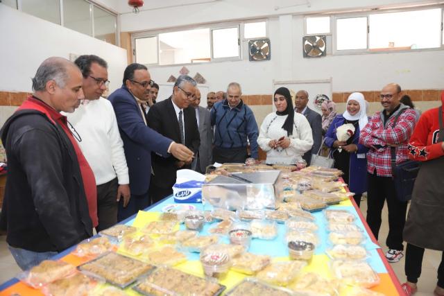 رئيس جامعة جنوب الوادي يفتتح مبادرة «اصرف على نفسك»