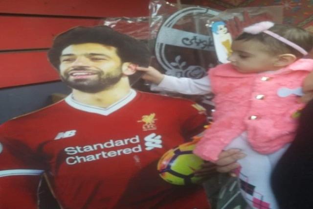 طفلة تعاتب محمد صلاح: نمت زعلانة وعايزاك تصالحني بـ«التيشيرت بتاعك».. صور