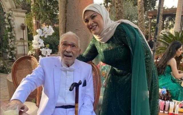 مي أبو زهرة تطالب الجمهور بالدعاء لوالدها