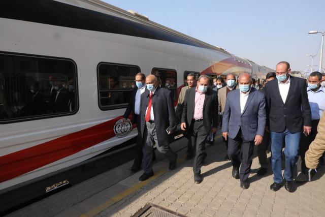 وزير النقل يتفقد محطة مصر