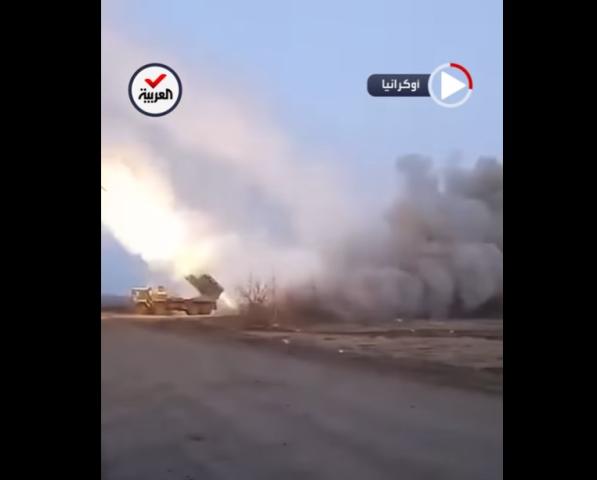 شاهد.. لحظة إطلاق الجيش الروسي وابلاً من الصواريخ قرب خاركيف
