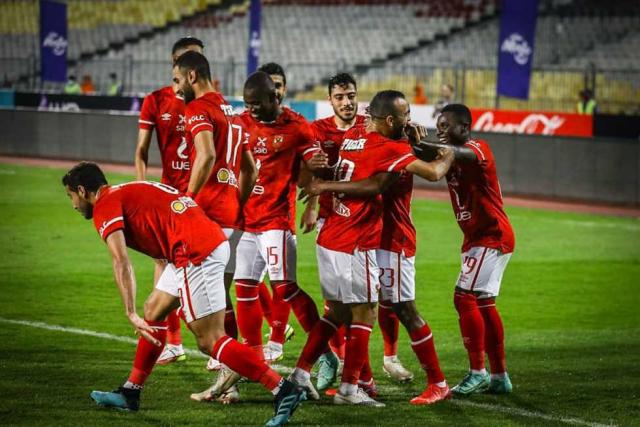 ديانج مع لاعبي الأهلي 