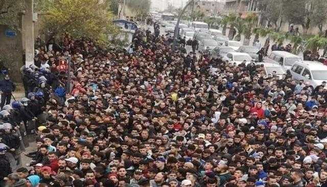 فوضى وحالات إغماء في صفوف جماهير الجزائر بسبب تذاكر الكاميرون.. فيديو