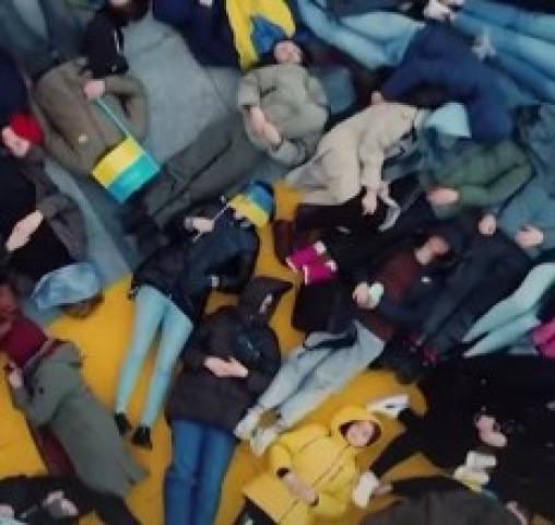 شاهد.. أوكرانيون يفترشون الأرض احتجاجًا على الغزو