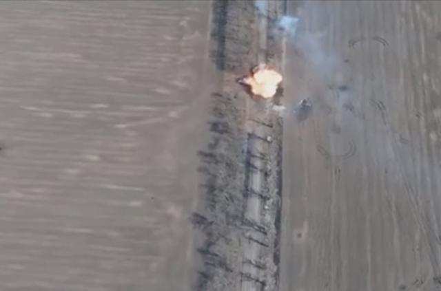 لحظة تدمير مدرعة روسية شرق أوكرانيا «فيديو»