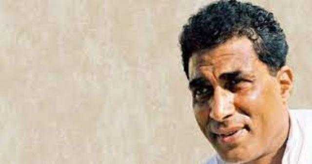 أصاب فنانة بثقب في الأذن وخلع قميصه على الهواء.. أسرار تنشر لأول مرة عن أحمد زكي «فيديو»