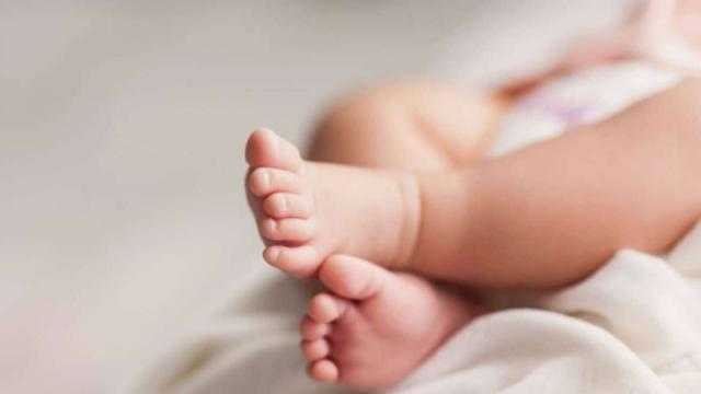 ضبط سيدة اتفقت على استغلال رضيعتها في التسول