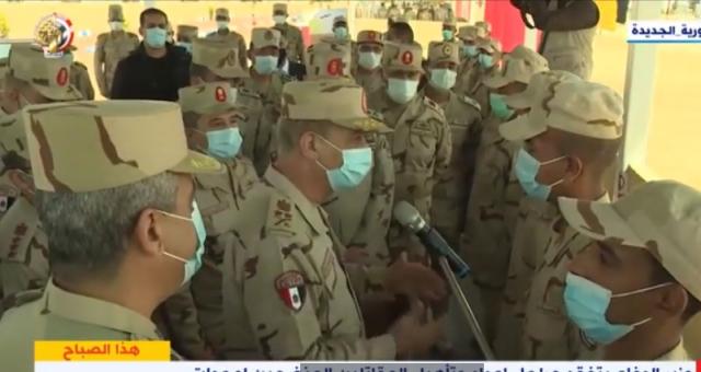 وزير الدفاع يتفقد مراحل تدريب المقاتلين بوحدات مكافحة الإرهاب في شرق القناة