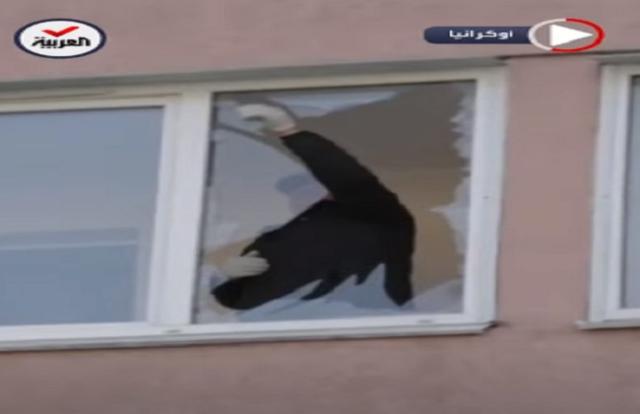 سكان العاصمة الأوكرانية ينظفون آثار القصف الروسي على العاصمة «فيديو»