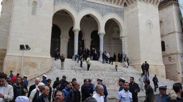 الجزائر تخفف إجراءات الوقاية من كورونا بالمساجد