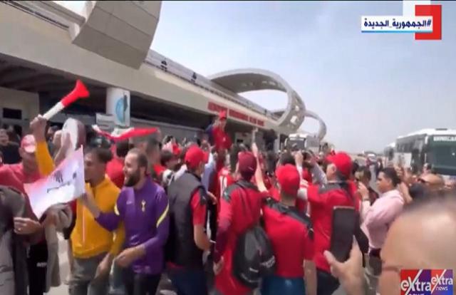 هتافات قوية للجماهير المصرية بالعاصمة السنغالية داكار .. فيديو